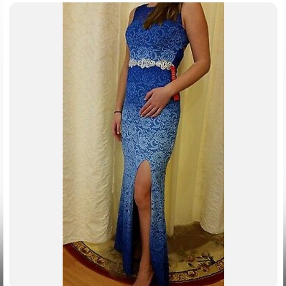 Red lace & glitter gown (5) - Picture 14 of 16